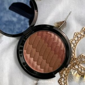 Becca gradient Sunlit Bronzer
In - Sunset Waves